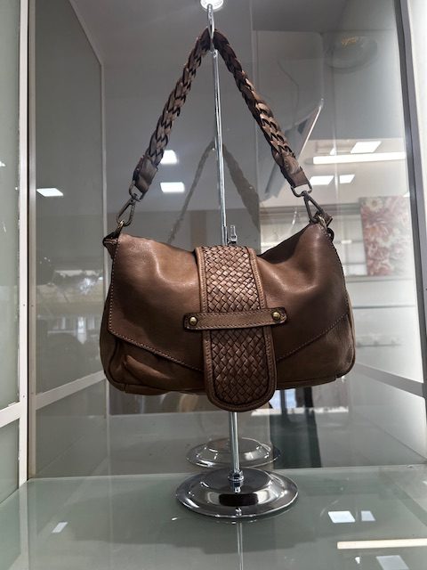 Borsa a Spalla in Vera Pelle Intrecciata “Eleganza Vintage” Borsa a Spalla in Vera Pelle Intrecciata “Eleganza Vintage”