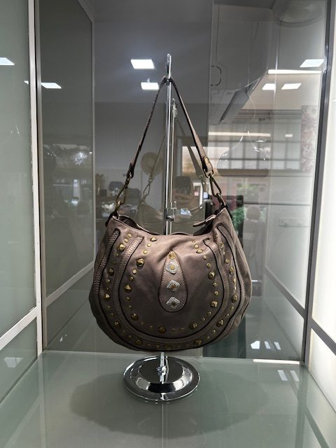 Borsa a Spalla in Vera Pelle “Luna Studs” – Colore Taupe  Descrizione: