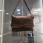 Borsa a spalla “Urban Chic Borchiata” in pelle martellata – Marrone