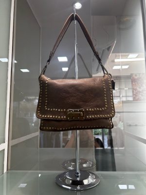 Borsa a spalla “Urban Chic Borchiata” in pelle martellata – Marrone